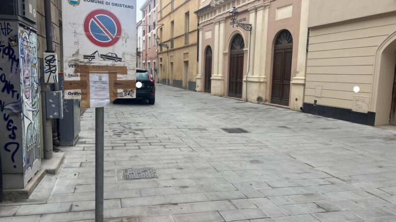 Divieti di sosta e rimozione forzata in via Ciutadella De Menorca a Oristano